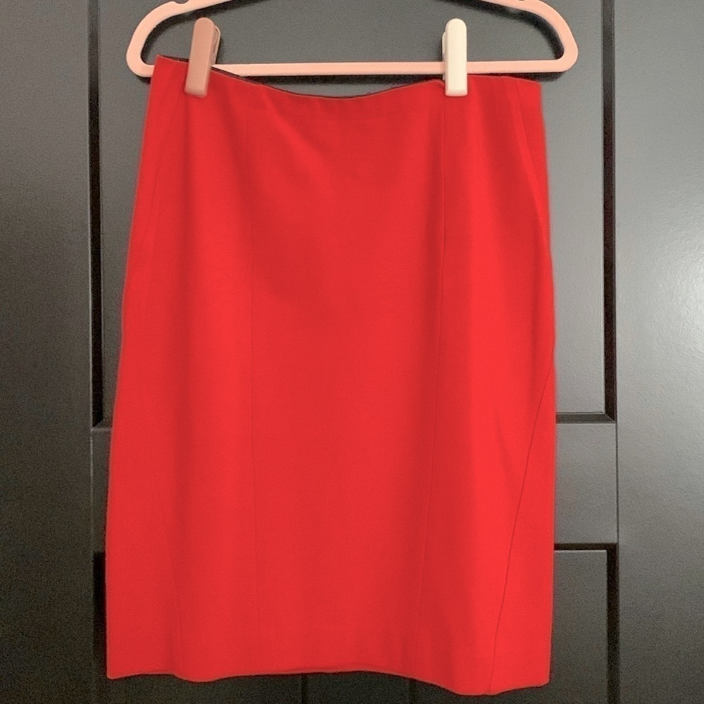 Ann Taylor Red Pencil Skirt w/Side Darting, Zipper Closure. 3% Spandex Size 12P